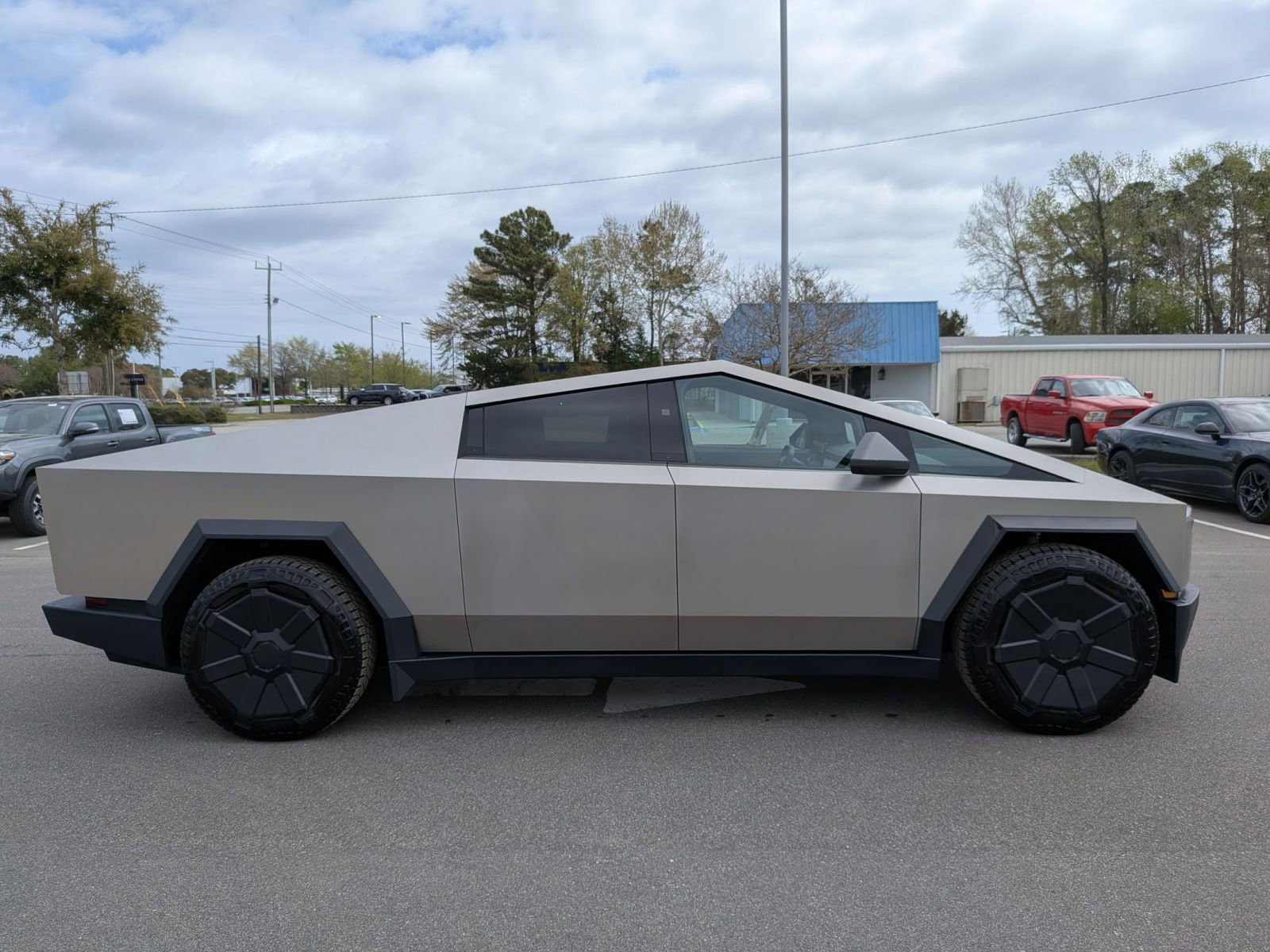 Used 2024 Tesla Cybertruck AWD Crew Cab image 2