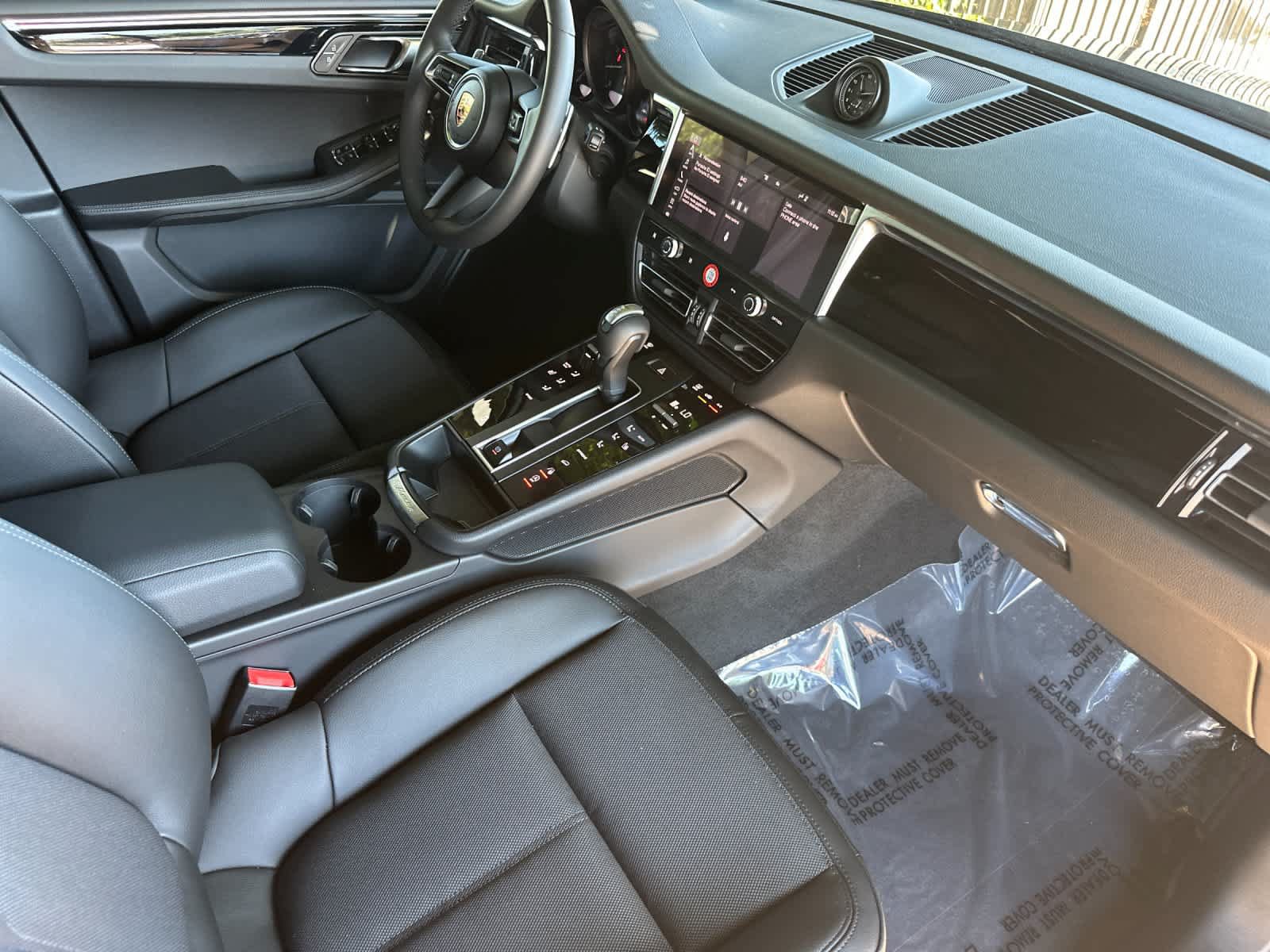 Certified 2025 Porsche Macan AWD/4WD image 17