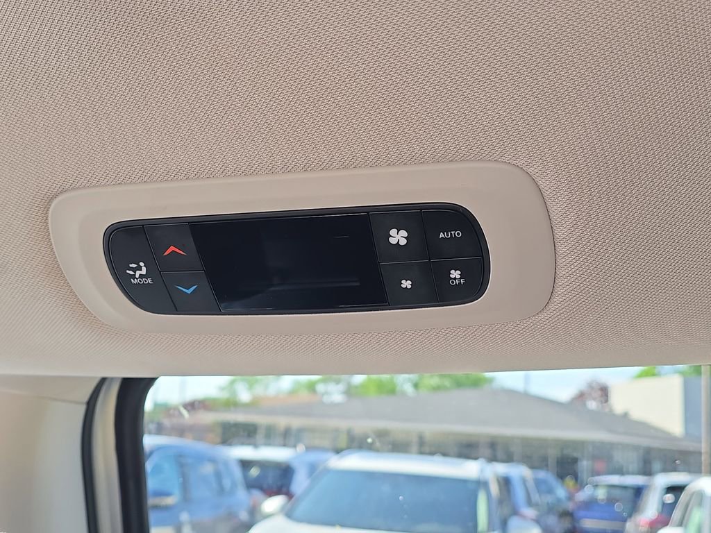 Used 2024 Chrysler Pacifica Touring-L FWD image 15