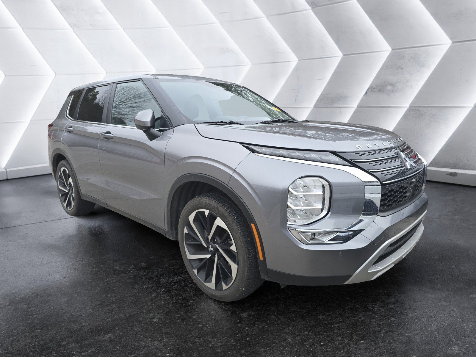 Used 2023 Mitsubishi Outlander SE image 2