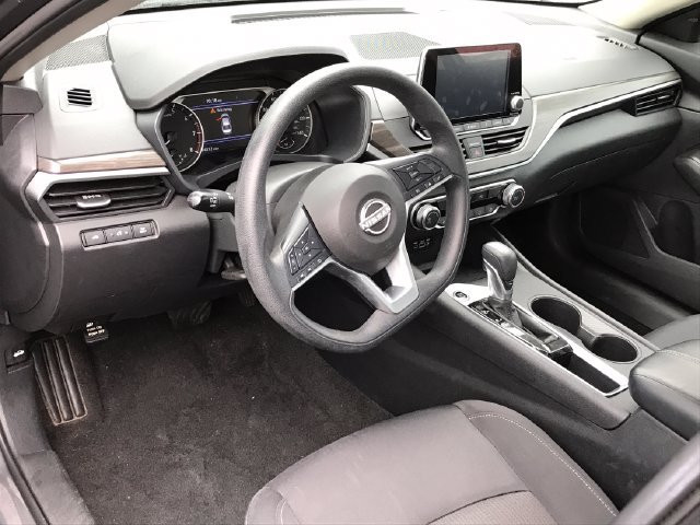 Used 2025 Nissan Altima 2.5 SV FWD image 27