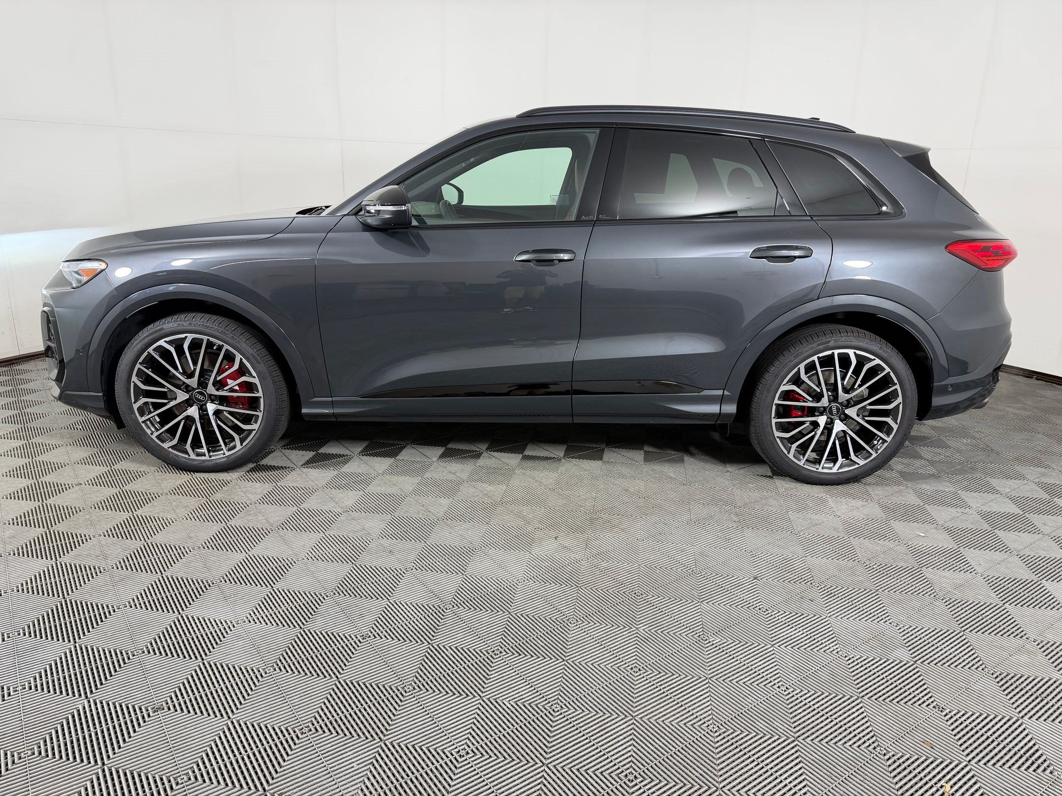 Certified 2025 Audi SQ5 Premium Plus w/ Premium Plus Package AWD/4WD image 2