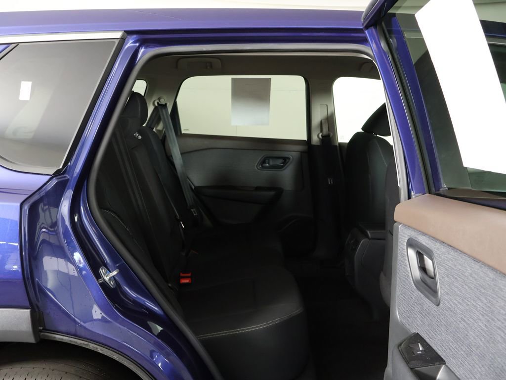 Used 2023 Nissan Rogue S AWD/4WD image 31