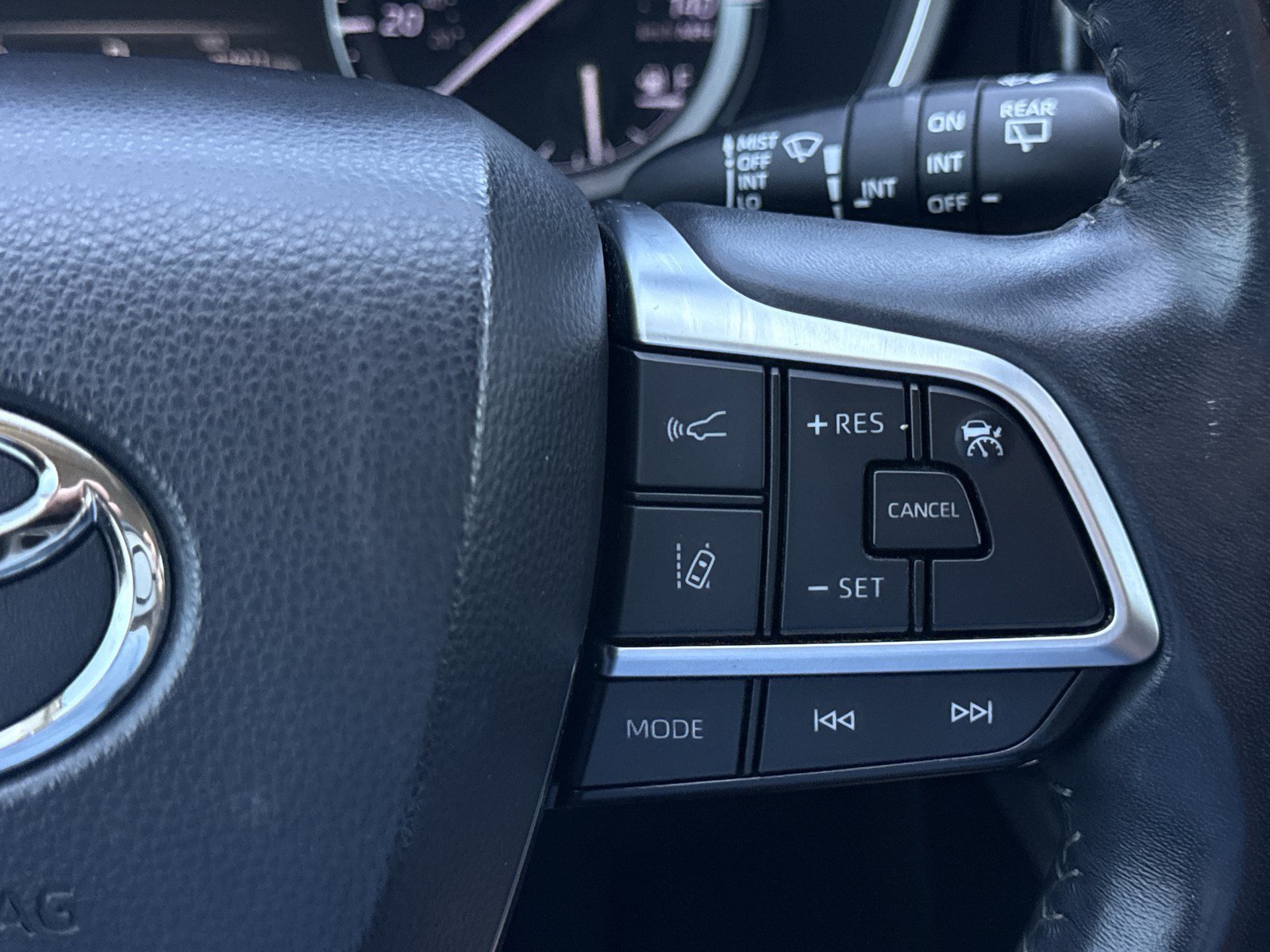 Used 2020 Toyota Highlander XLE FWD image 24