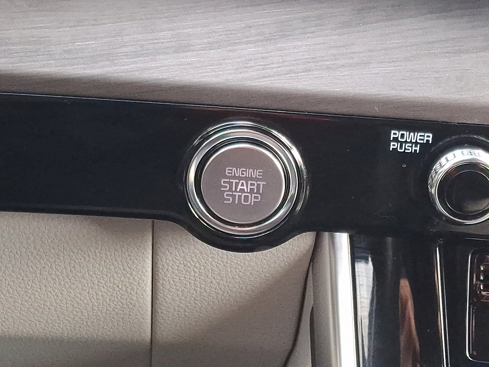 Certified 2023 Kia Carnival EX image 25