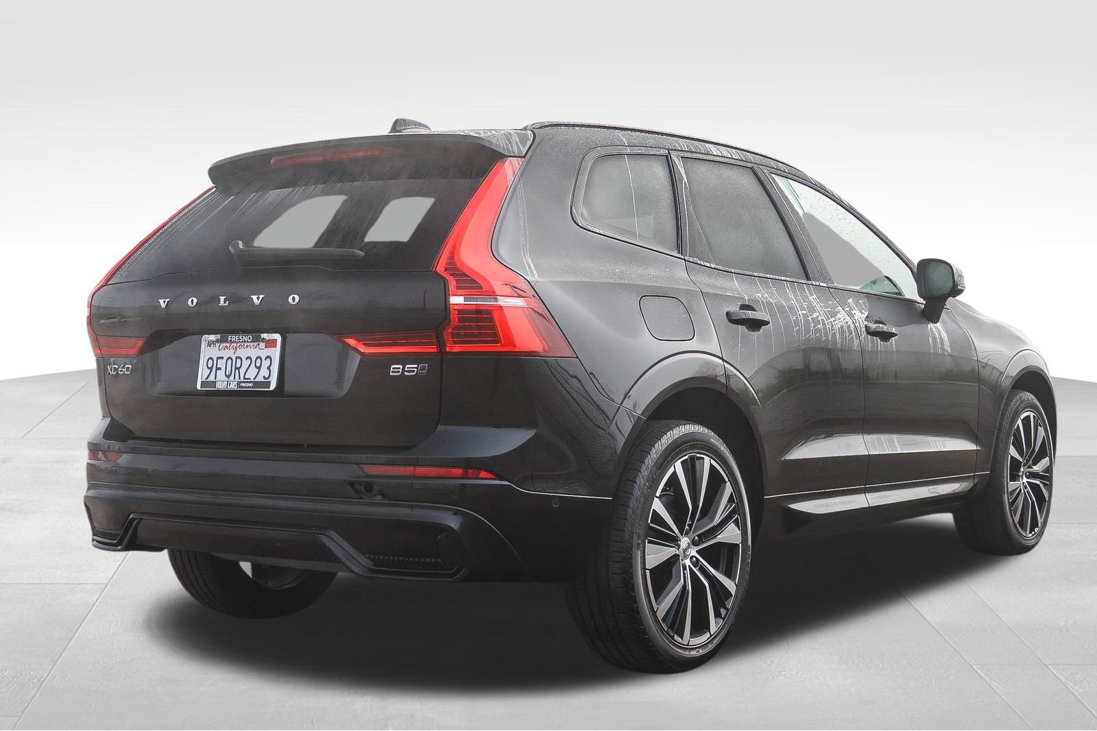Used 2023 Volvo XC60 B5 Plus image 6