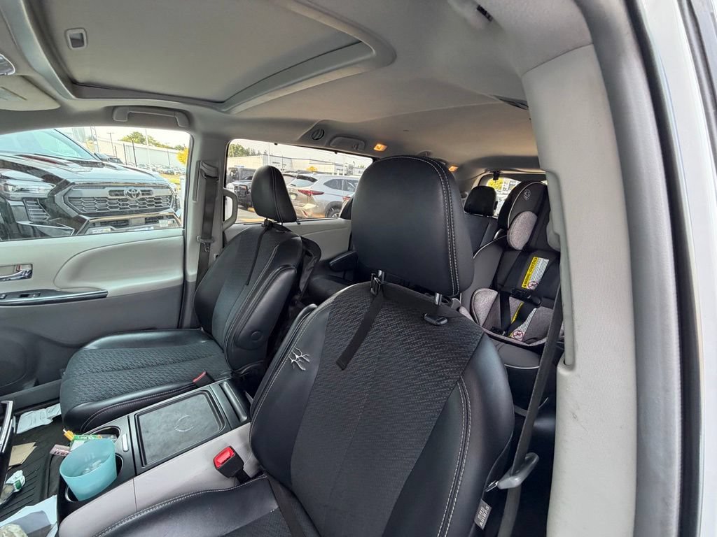 Used 2013 Toyota Sienna SE FWD image 9