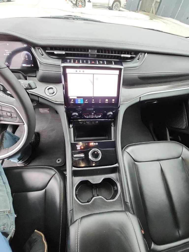 Used 2024 Jeep Grand Cherokee Limited image 18