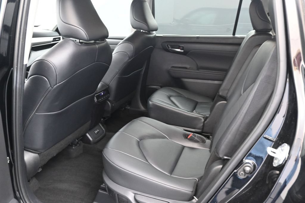 Used 2025 Toyota Highlander XLE AWD/4WD image 17