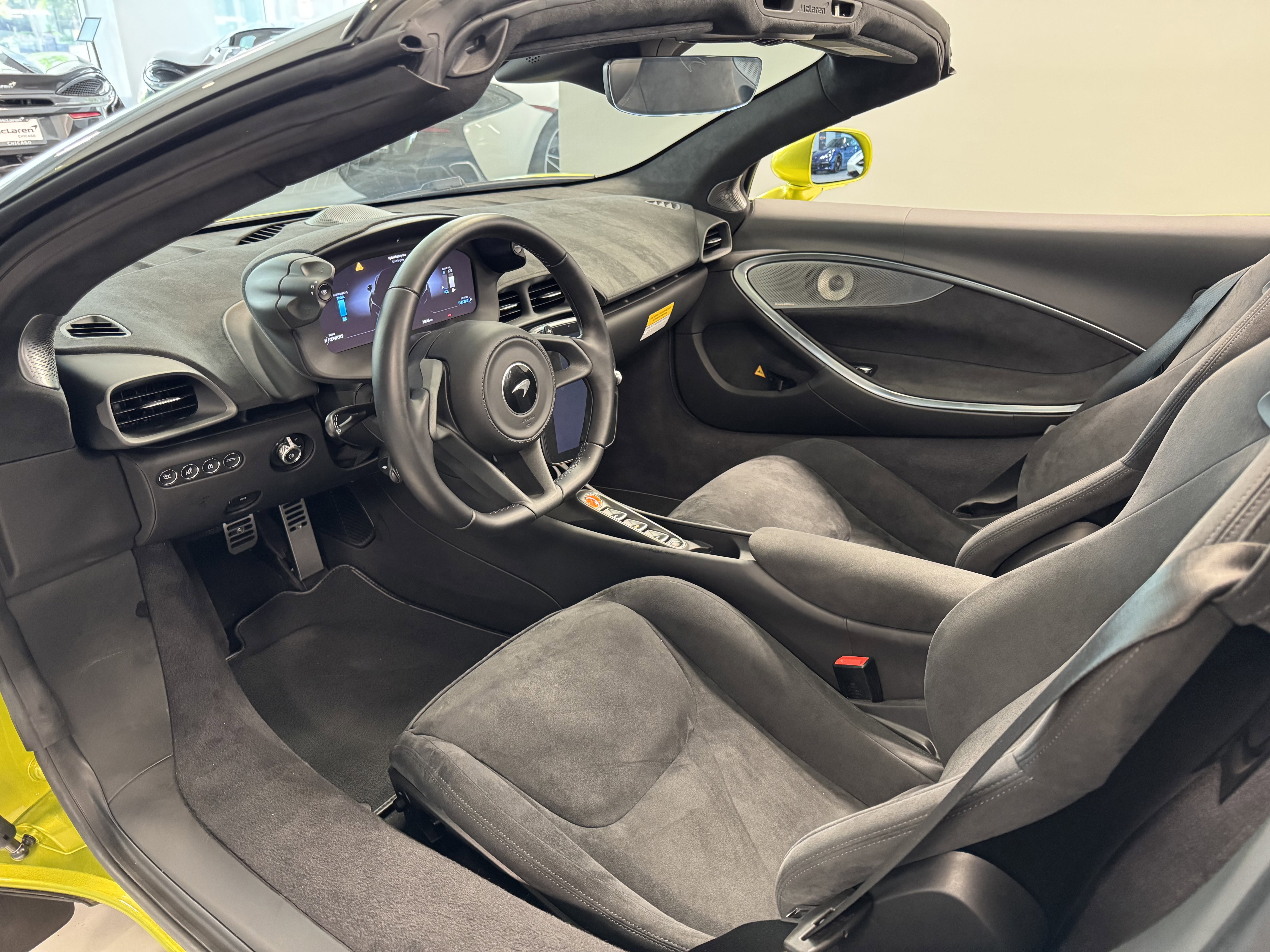 Used 2025 McLaren Artura Spider image 12