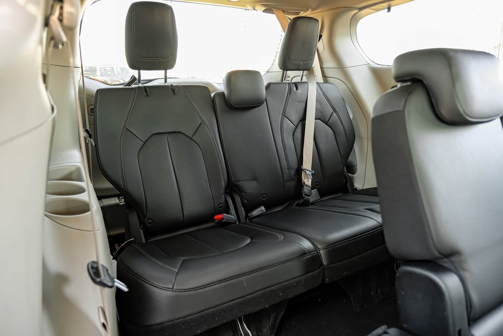 Used 2019 Chrysler Pacifica Touring-L image 46