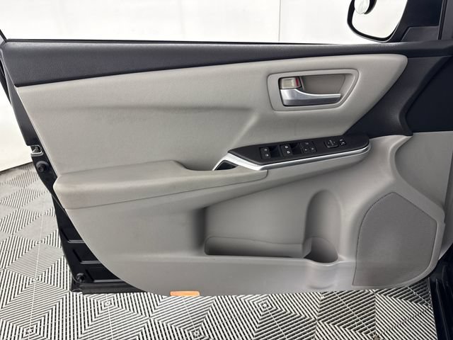 Used 2016 Toyota Camry SE FWD image 25