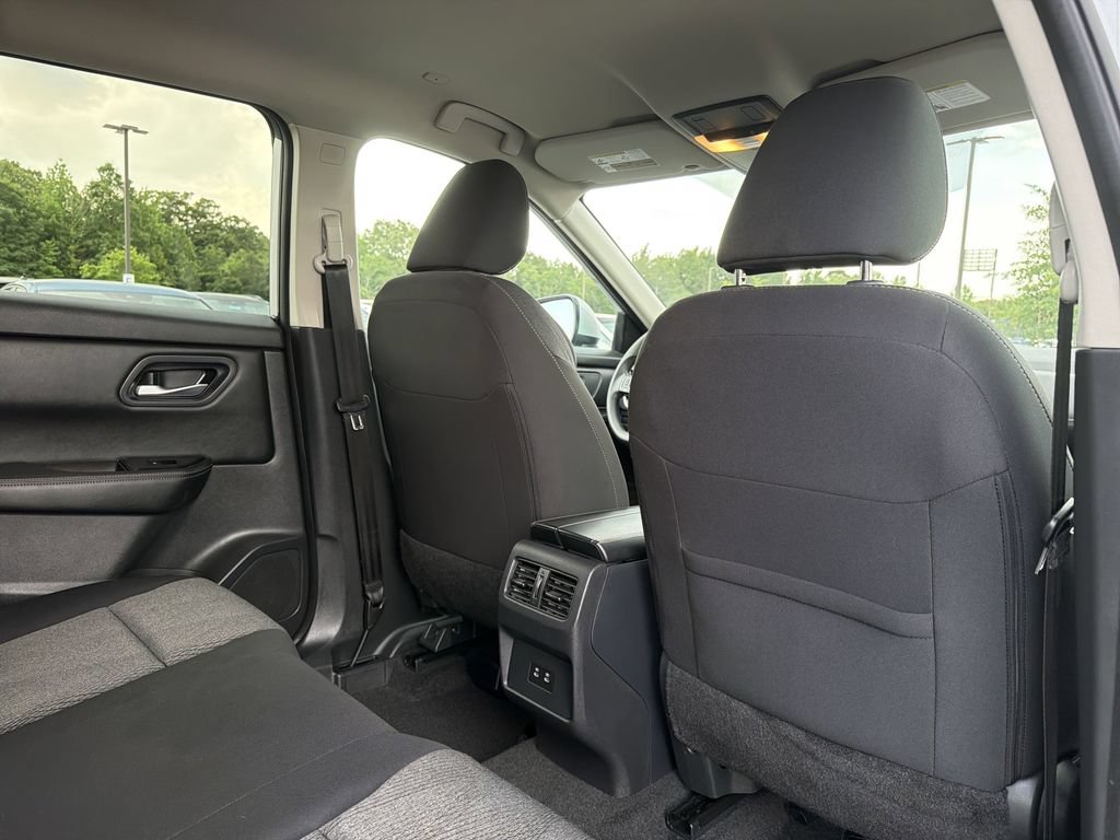Used 2024 Nissan Rogue SV FWD image 17