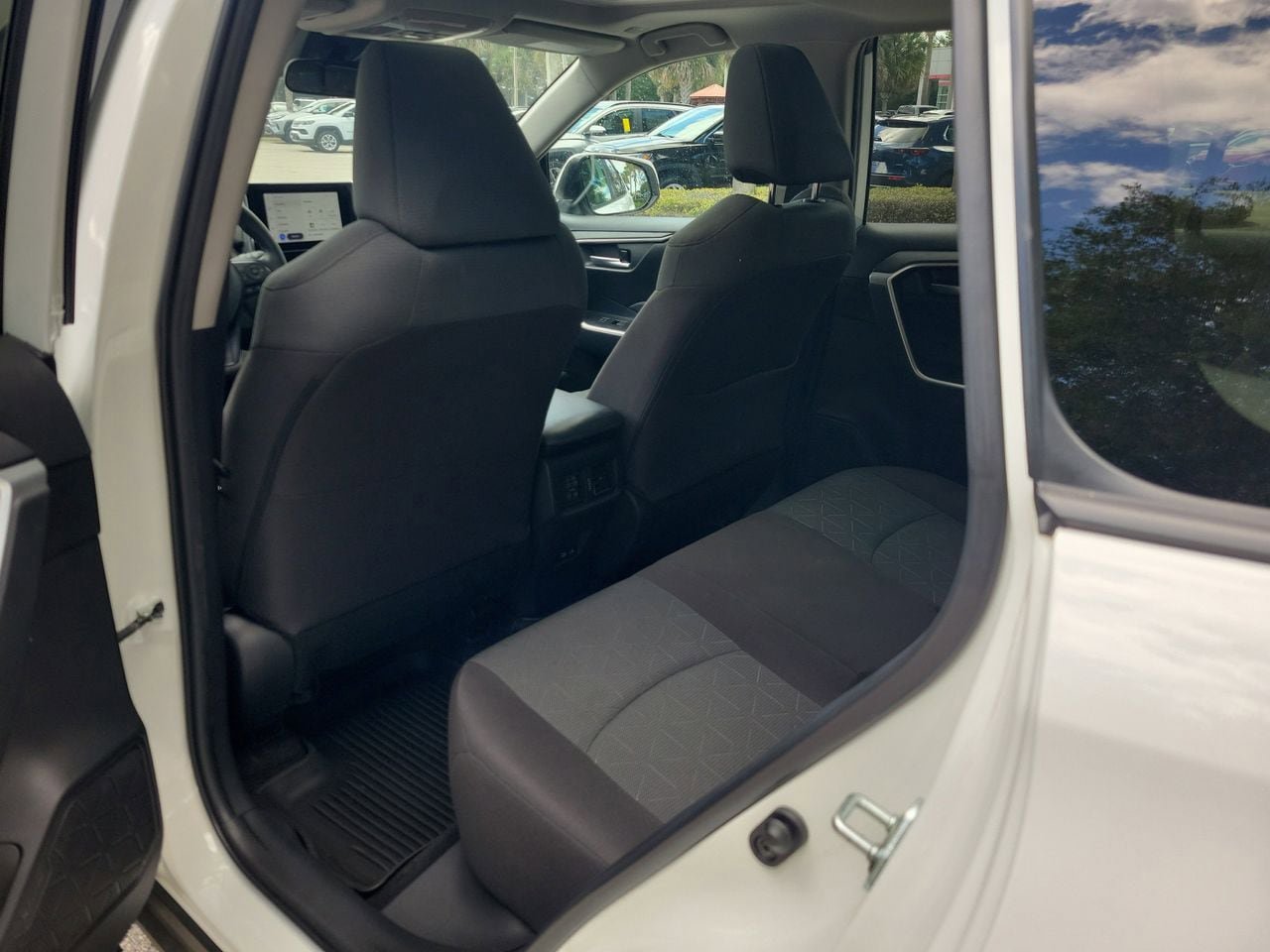 Used 2023 Toyota RAV4 XLE w/ Convenience Package FWD image 10