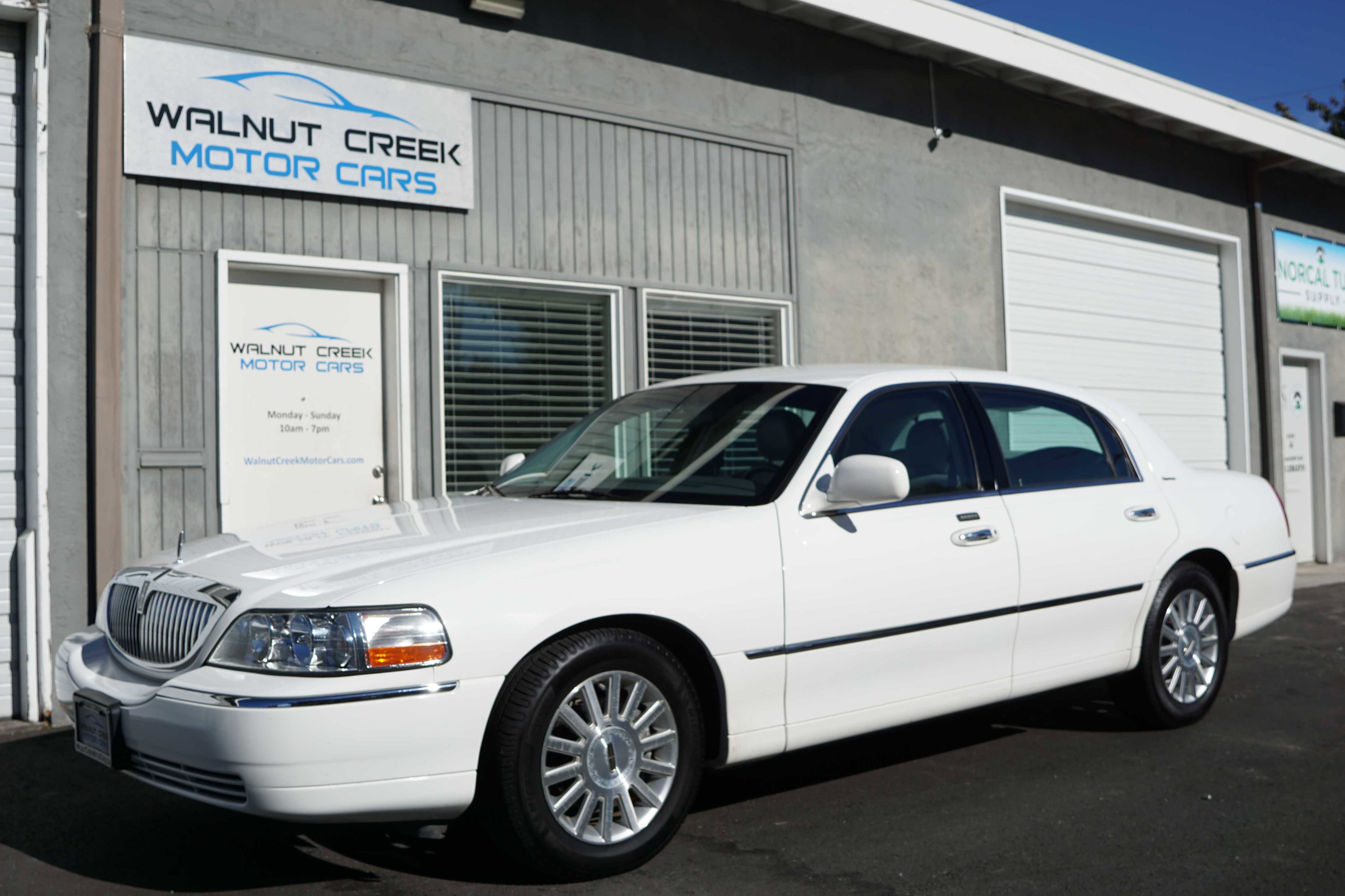 Used 2004 Lincoln Town Car Signature image 5