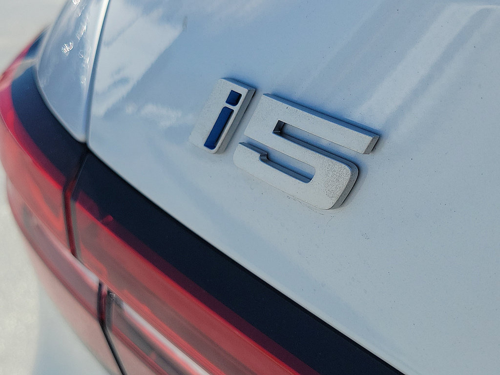 New 2026 BMW i5 eDrive40 w/ Convenience Package RWD image 7