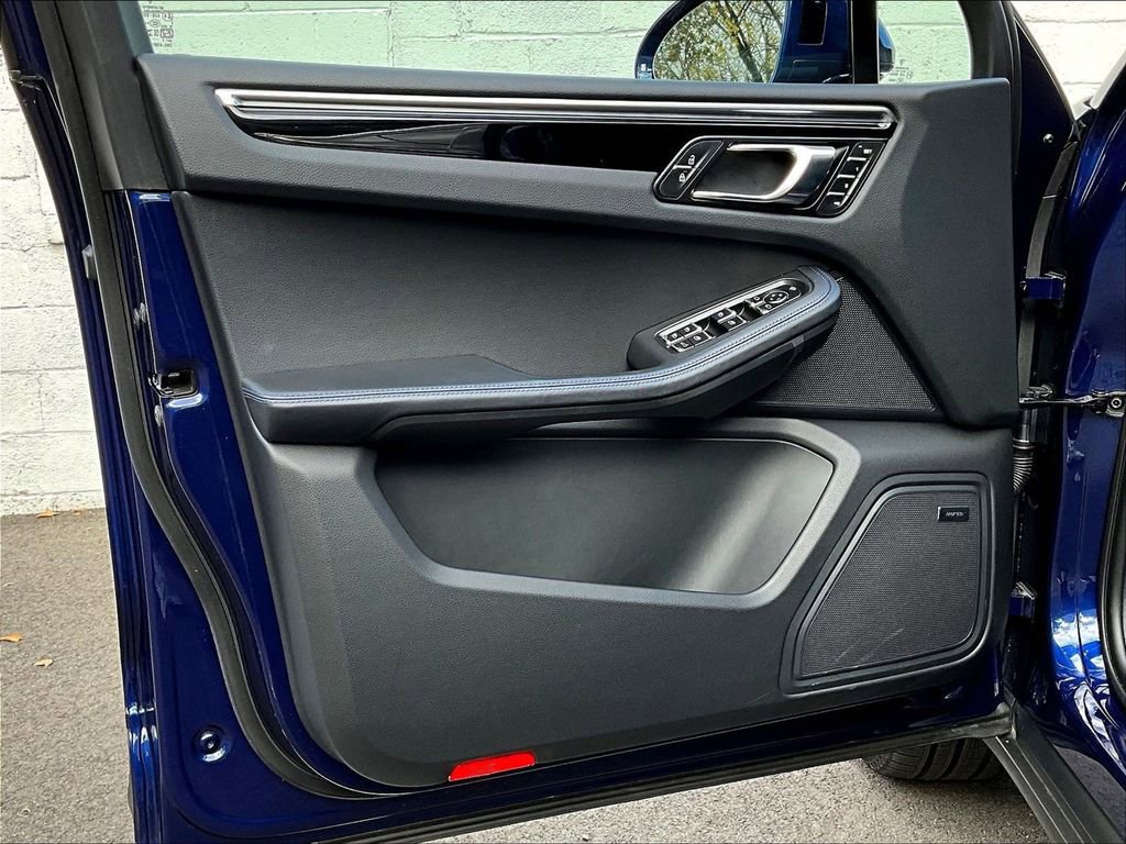 Used 2025 Porsche Macan image 28