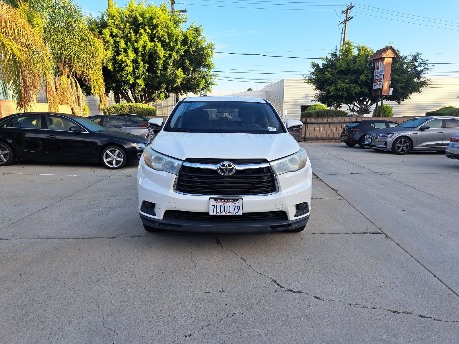 Used 2015 Toyota Highlander LE FWD image 2