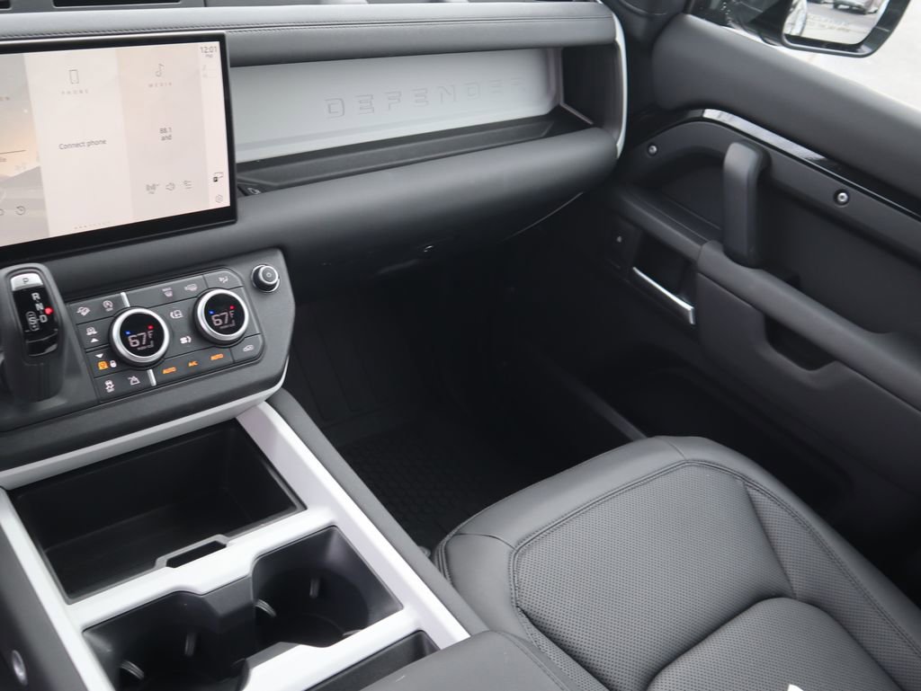Used 2025 Land Rover Defender 90 S image 12