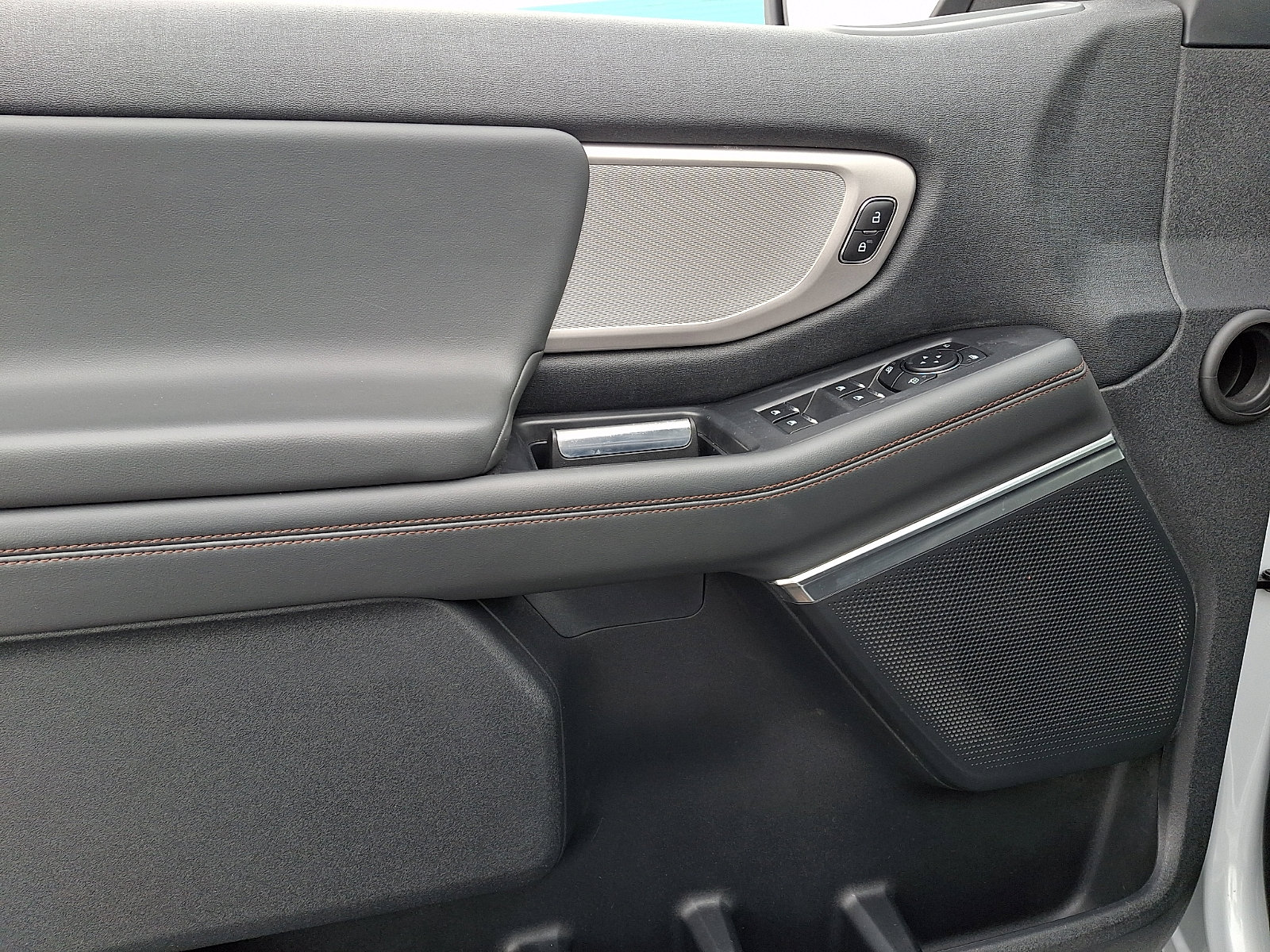 Used 2025 Ford Expedition Active image 14