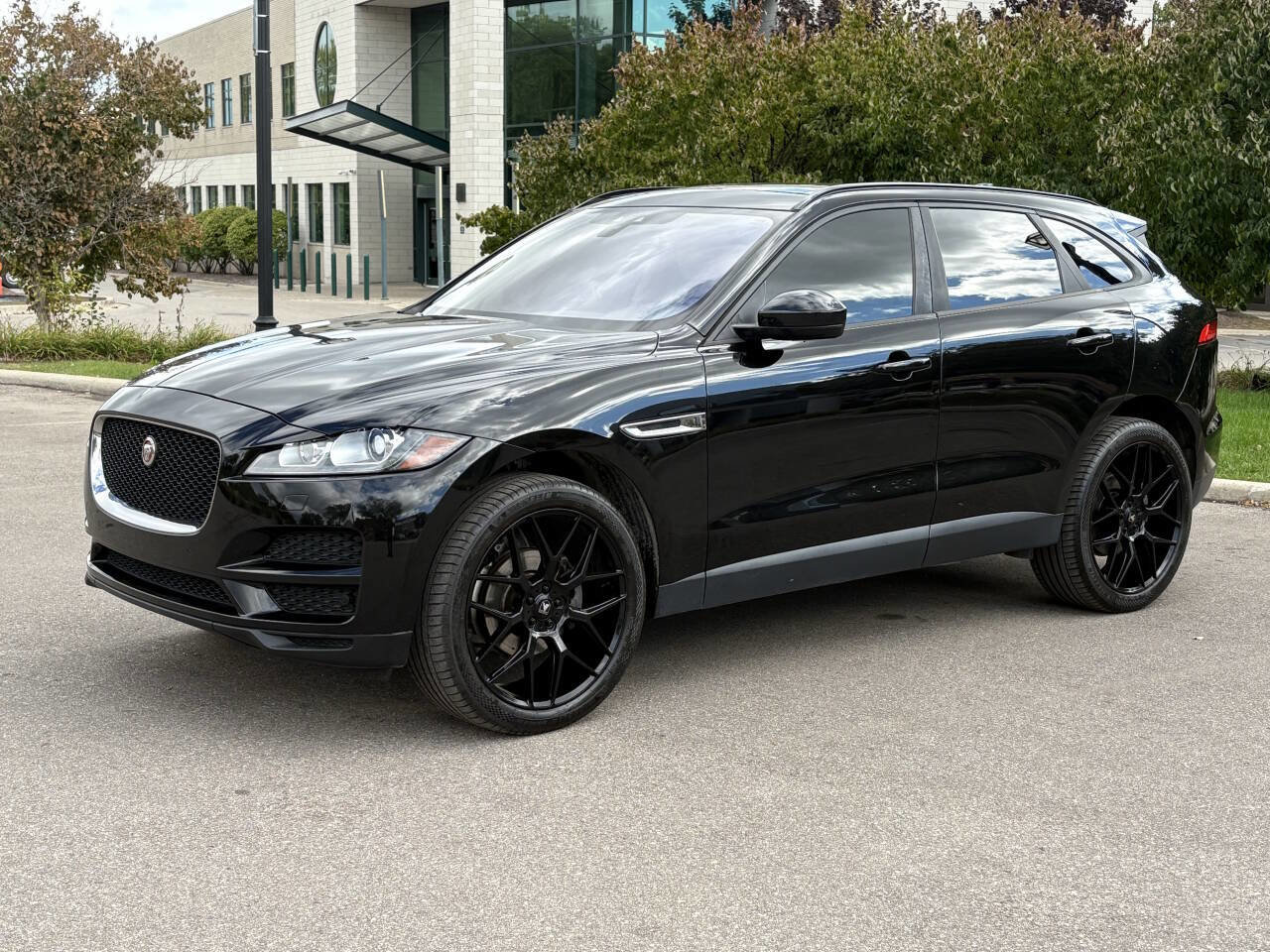 Used 2017 Jaguar F-PACE Premium image 1