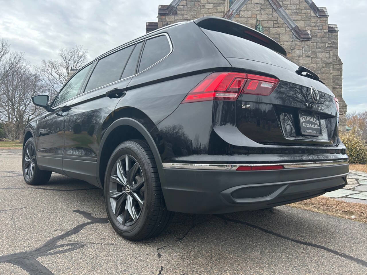 Used 2022 Volkswagen Tiguan SE image 3