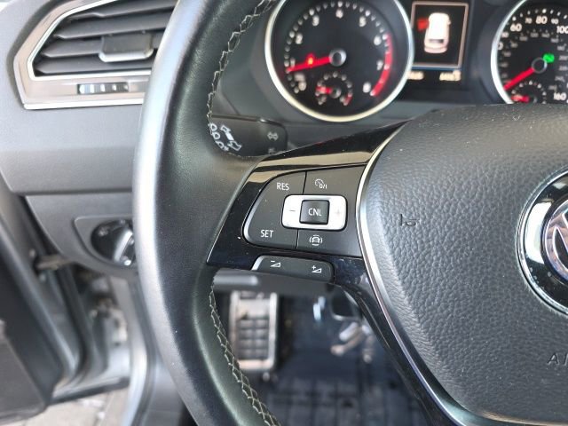 Used 2020 Volkswagen Tiguan SE R-Line image 26