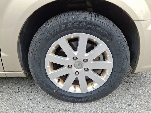 Used 2016 Chrysler Town & Country Touring image 10