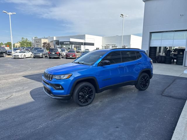 Used 2025 Jeep Compass Latitude w/ Convenience Group AWD/4WD image 2