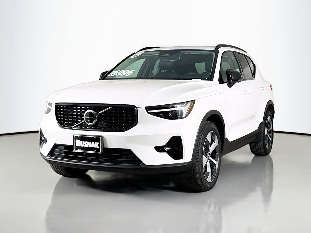 Used 2025 Volvo XC40 B5 Plus image 3