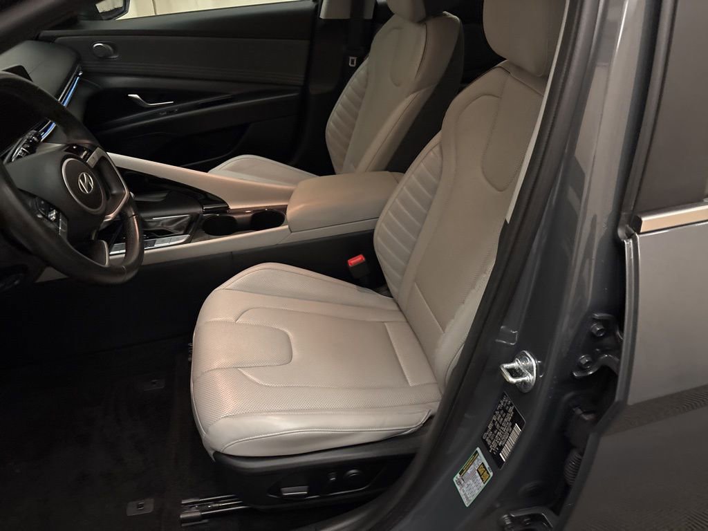 Used 2025 Hyundai Elantra Limited image 12