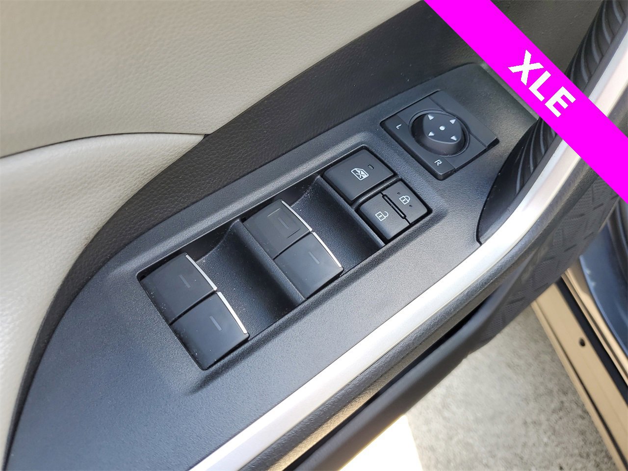 Used 2022 Toyota RAV4 XLE image 19