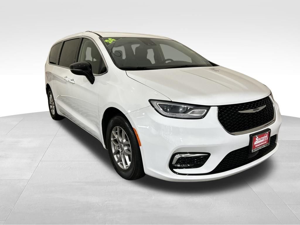 Used 2024 Chrysler Pacifica Touring-L image 8