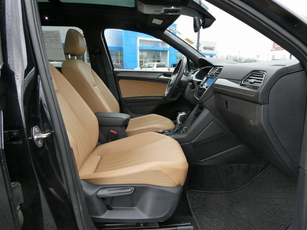 Used 2022 Volkswagen Tiguan SE w/ Panoramic Sunroof Package image 13