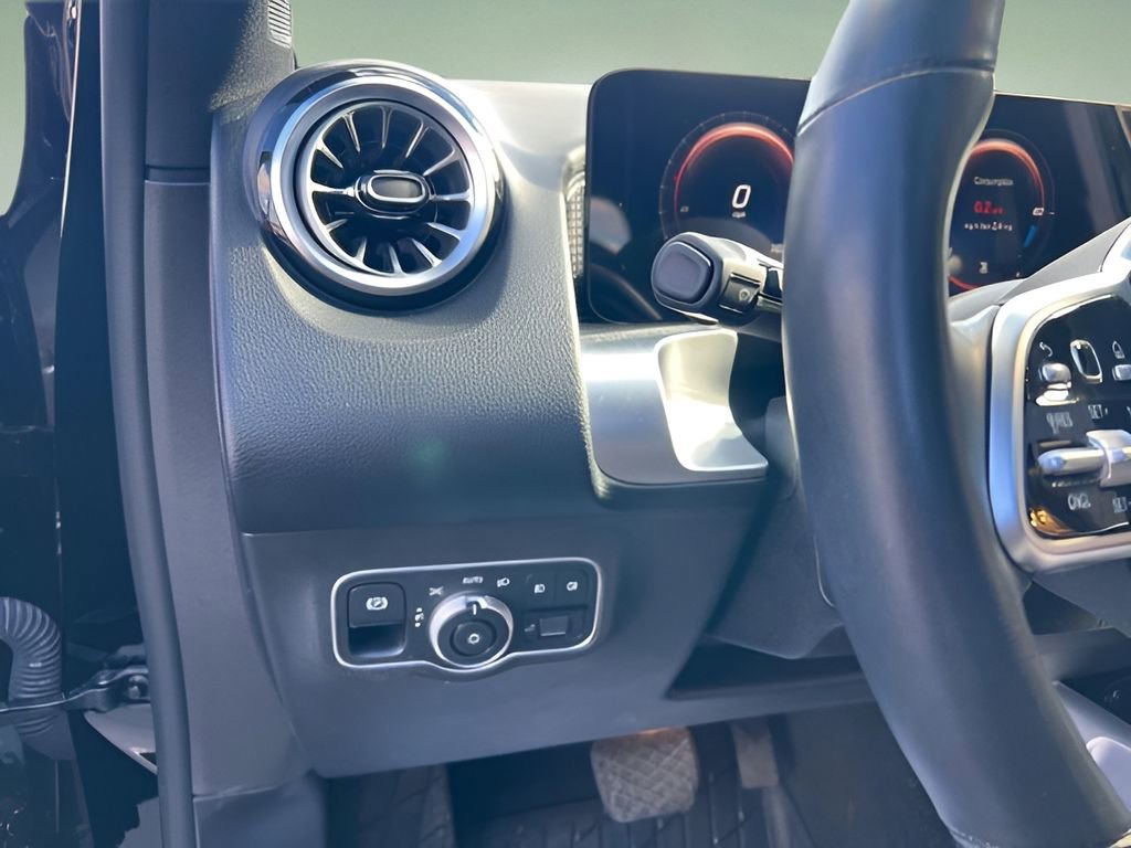 Used 2022 Mercedes-Benz GLB 250 4MATIC w/ Premium Package Lite image 15