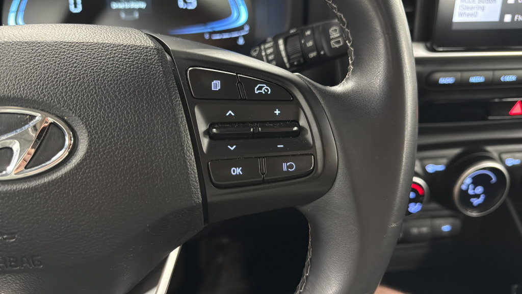 Used 2025 Hyundai Venue SEL FWD image 23