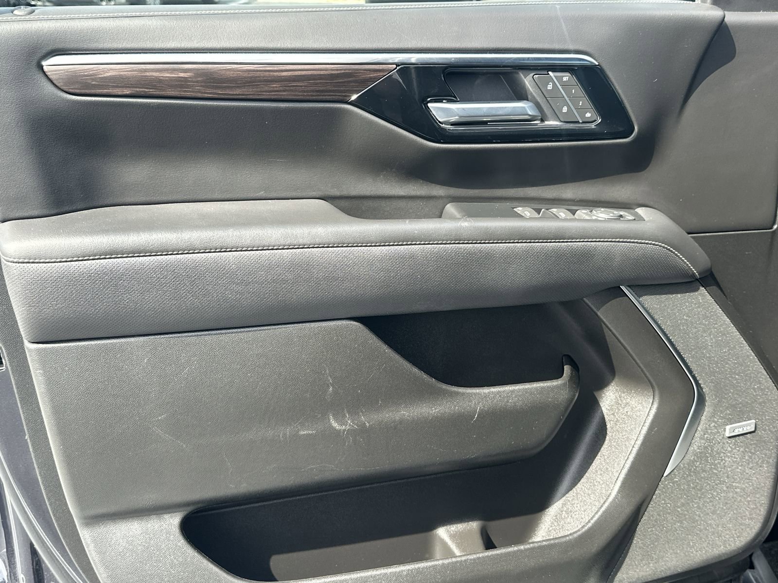 Used 2025 Chevrolet Suburban Premier RWD image 14