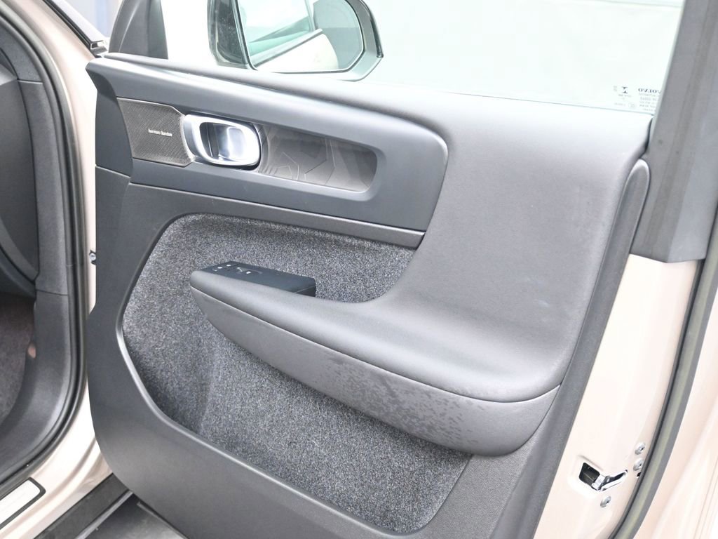 Used 2023 Volvo XC40 Recharge Ultimate image 19