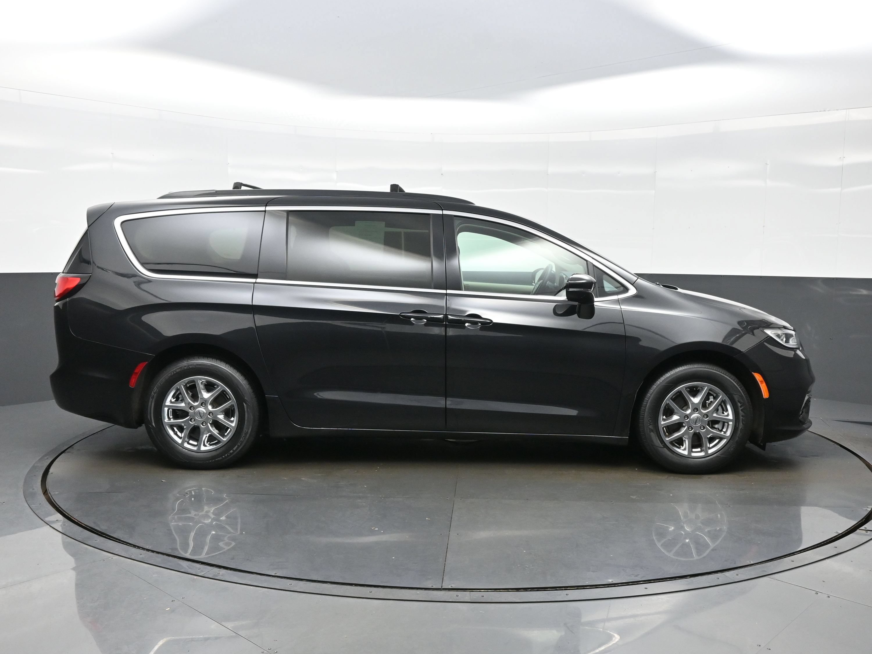 Used 2022 Chrysler Pacifica Touring-L FWD image 10