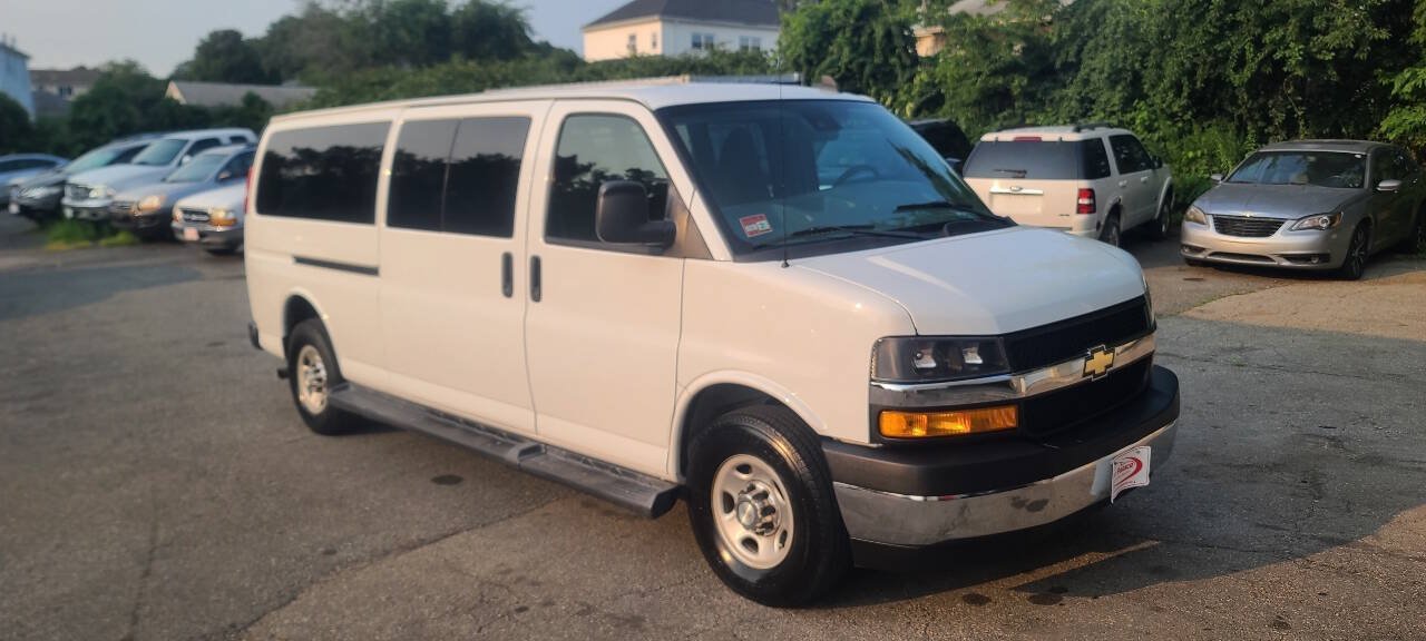 Used 2019 Chevrolet Express 3500 LT w/ LT Preferred Equipment Group RWD image 2
