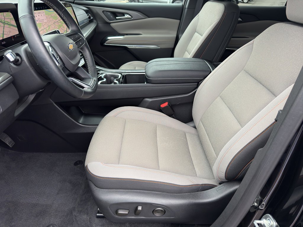 Used 2025 Chevrolet Traverse LT image 11