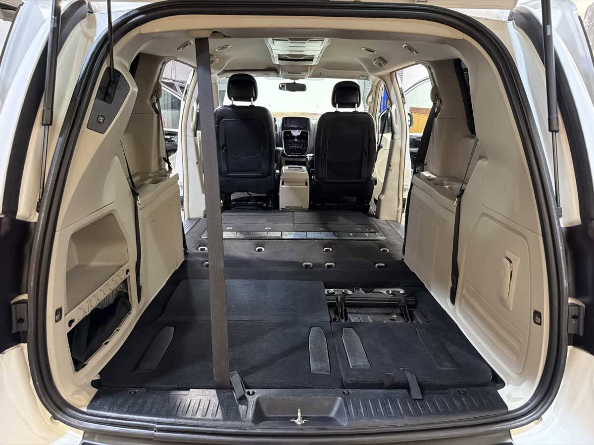 Used 2014 Chrysler Town & Country Touring FWD image 15