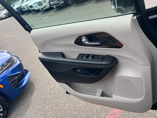 Used 2023 Chrysler Pacifica Limited FWD image 15