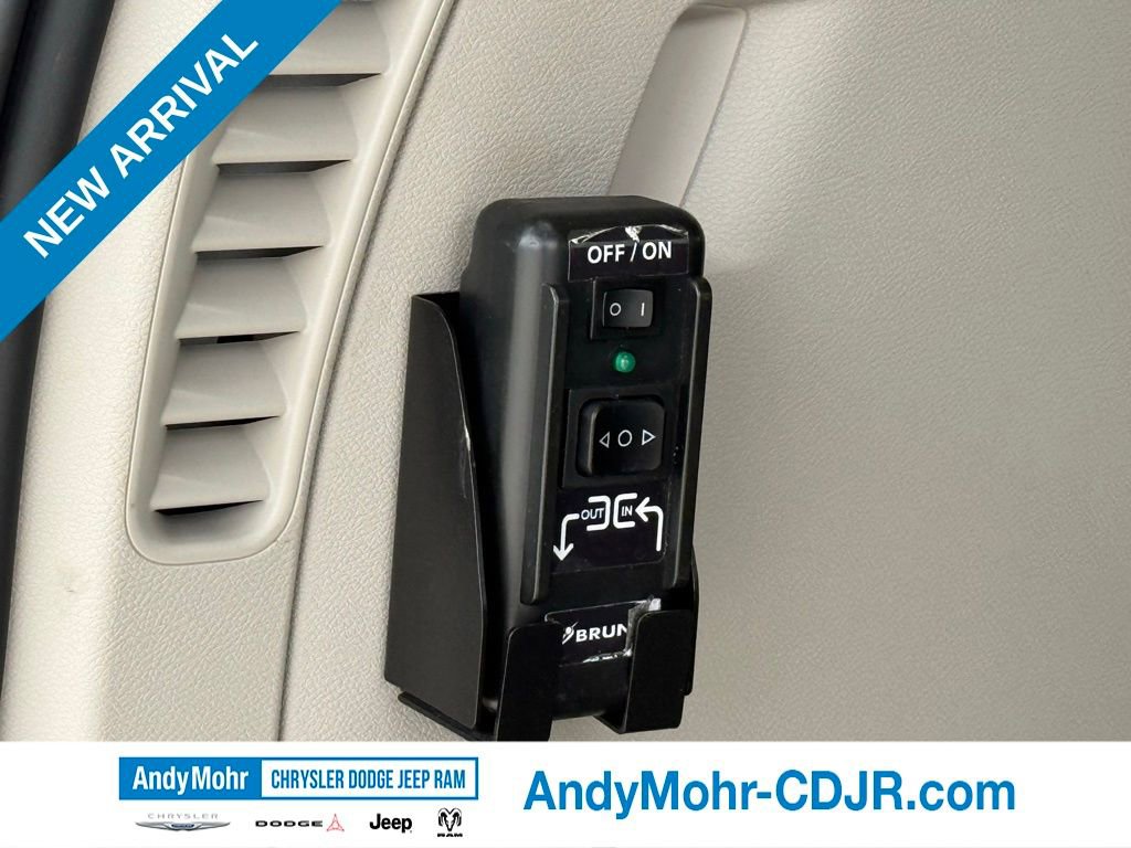 Used 2018 Chrysler Pacifica Touring Plus FWD image 37