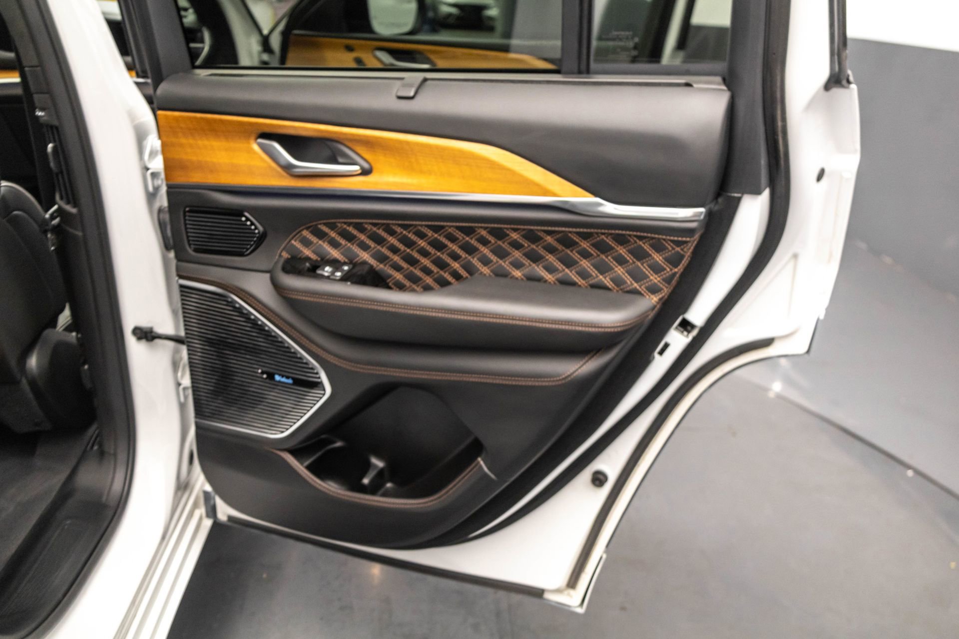 Used 2022 Jeep Grand Cherokee Summit AWD/4WD image 39
