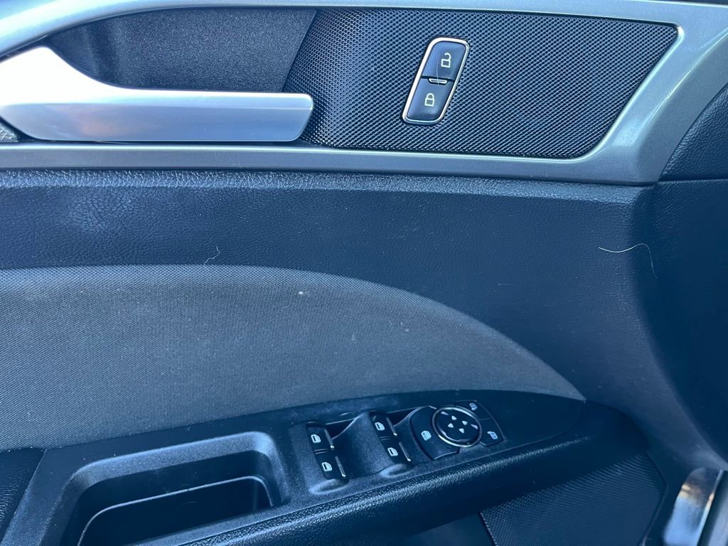 Used 2019 Ford Fusion SE image 25