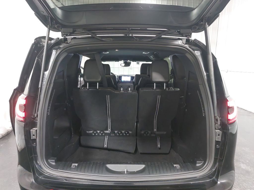 Used 2025 Chrysler Pacifica Select image 13