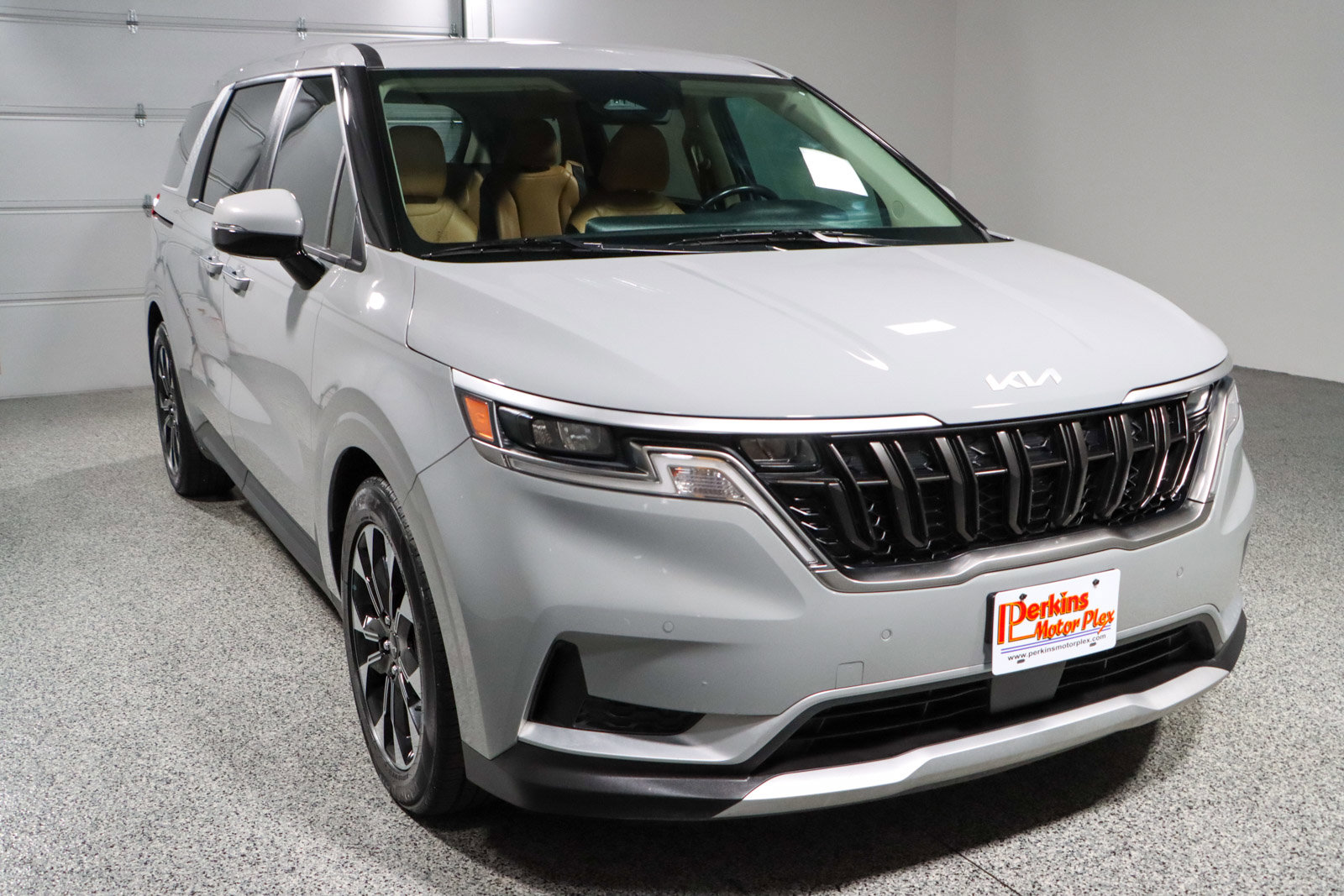 Used 2024 Kia Carnival EX image 5