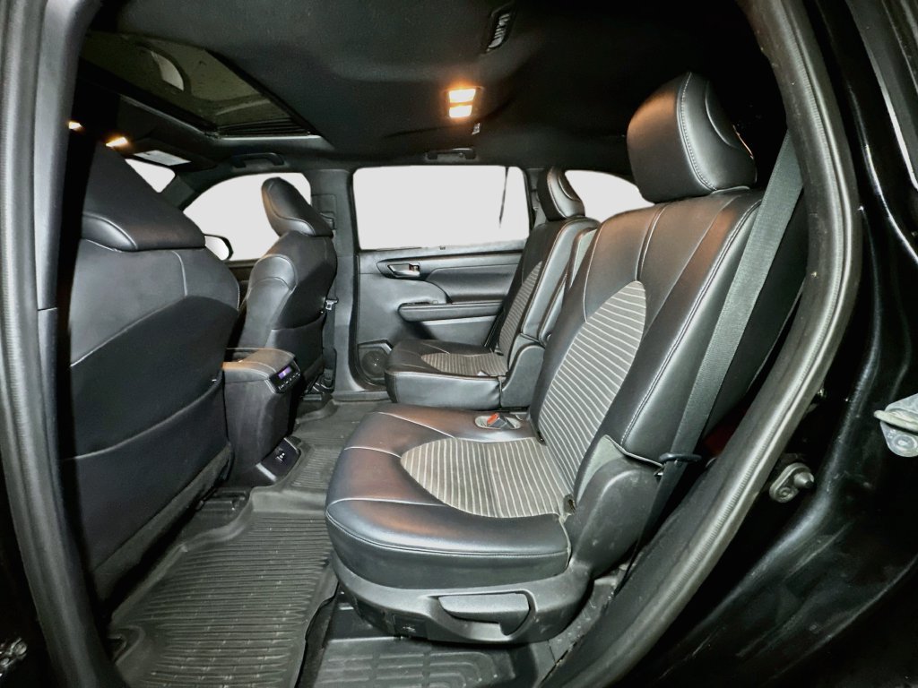 Used 2021 Toyota Highlander XSE AWD/4WD image 29
