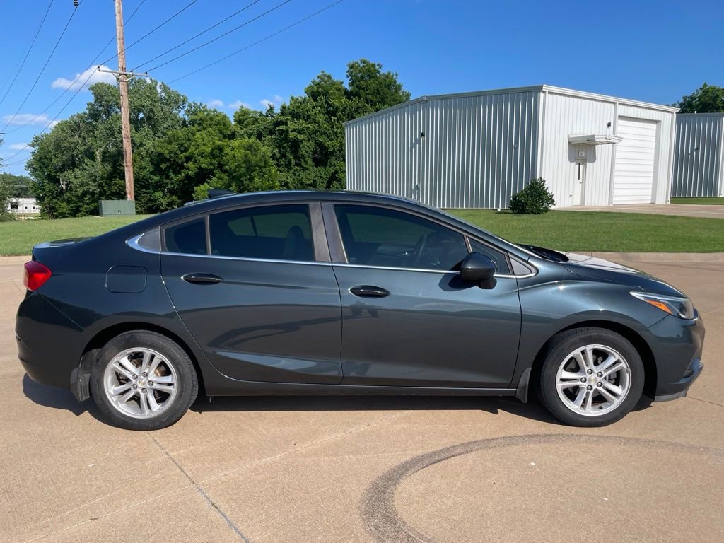 Used 2017 Chevrolet Cruze LT w/ Convenience Package FWD image 4
